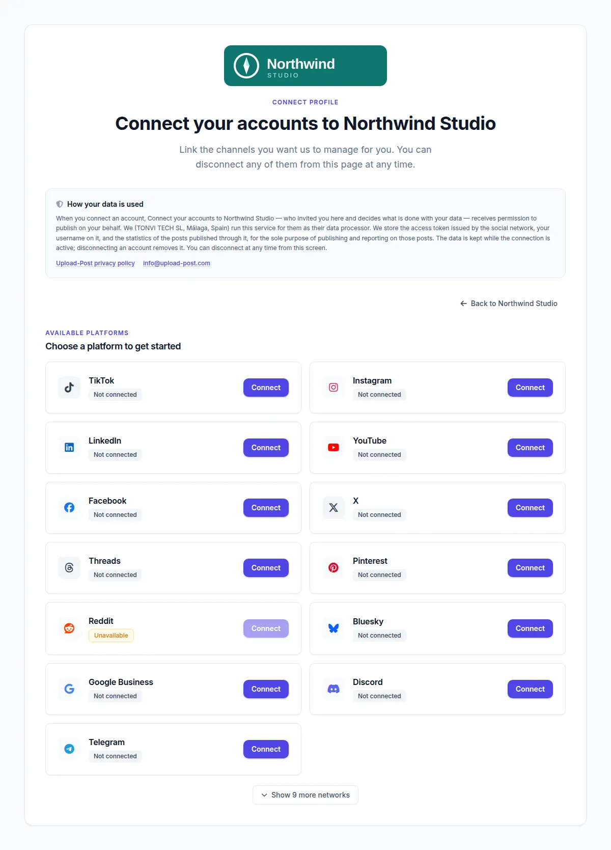 White-Label-Verbindungsseite von Upload-Post ohne Netzwerkfilter mit TikTok, Instagram, LinkedIn, YouTube, Facebook, X, Threads, Pinterest, Reddit, Bluesky, Google Business, Discord, Telegram und einem Button, der 9 weitere Netzwerke einblendet